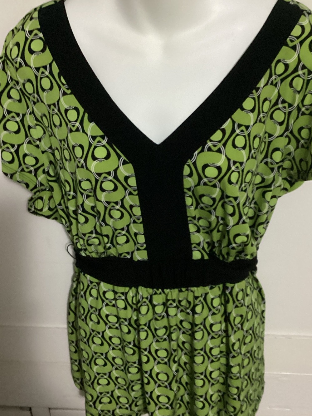 Apt. 9 Lime Green and Black V-Neck Patterned Top size XL